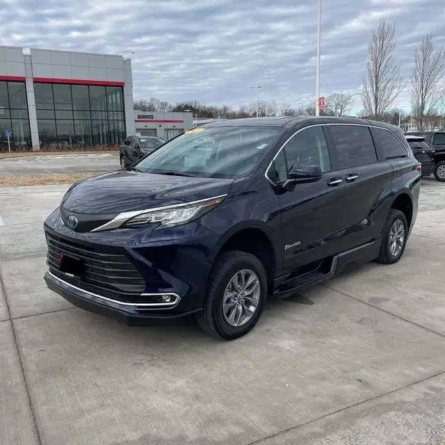 2023 Toyota Sienna XLE 8-Passenger